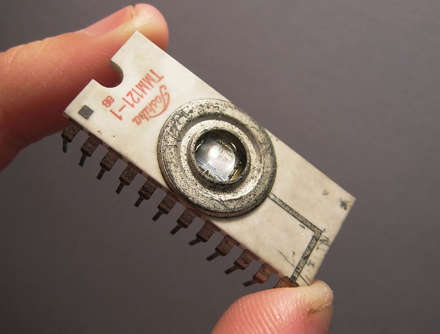 Toshiba TMM121 EPROM Integrated Circuit Chip
